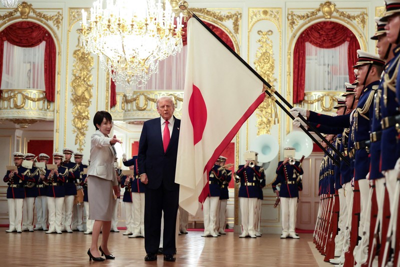USA-TRUMP/JAPAN Perdana Menteri Jepang Sanae Takaichi memberi isyarat saat Presiden AS Donald Trump meninjau barisan kehormatan, pada hari pertemuan bilateral di Istana Akasaka di Tokyo, Jepang, 28 Oktober 2025. REUTERS/Evelyn Hockstein