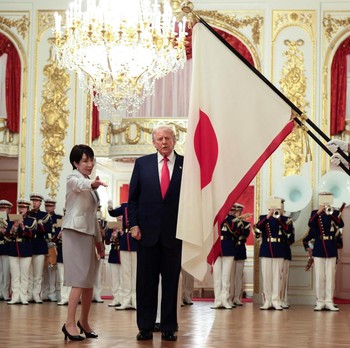 Momen Trump Ikat Kesepakatan 