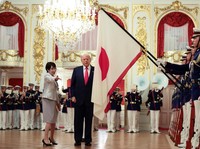 Momen Trump Ikat Kesepakatan 