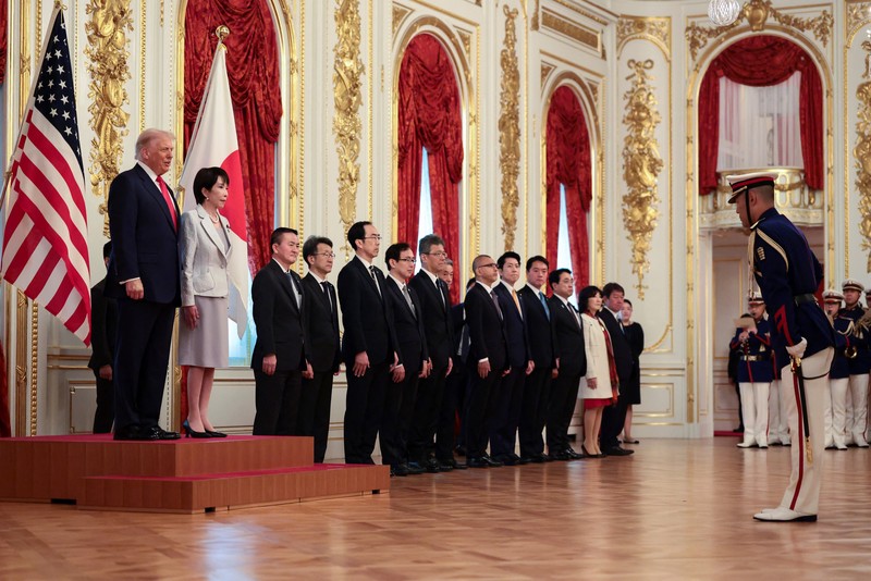 USA-TRUMP/JAPAN Perdana Menteri Jepang Sanae Takaichi memberi isyarat saat Presiden AS Donald Trump meninjau barisan kehormatan, pada hari pertemuan bilateral di Istana Akasaka di Tokyo, Jepang, 28 Oktober 2025. REUTERS/Evelyn Hockstein