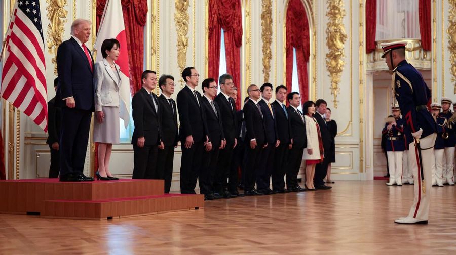 USA-TRUMP/JAPAN Perdana Menteri Jepang Sanae Takaichi memberi isyarat saat Presiden AS Donald Trump meninjau barisan kehormatan, pada hari pertemuan bilateral di Istana Akasaka di Tokyo, Jepang, 28 Oktober 2025. REUTERS/Evelyn Hockstein