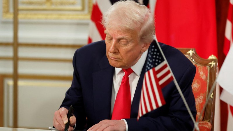 USA-TRUMP/JAPAN Perdana Menteri Jepang Sanae Takaichi memberi isyarat saat Presiden AS Donald Trump meninjau barisan kehormatan, pada hari pertemuan bilateral di Istana Akasaka di Tokyo, Jepang, 28 Oktober 2025. REUTERS/Evelyn Hockstein