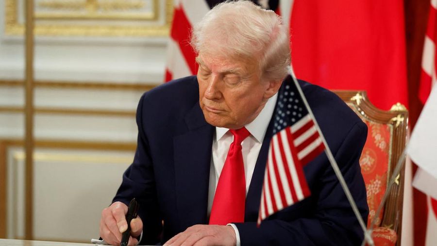 USA-TRUMP/JAPAN Perdana Menteri Jepang Sanae Takaichi memberi isyarat saat Presiden AS Donald Trump meninjau barisan kehormatan, pada hari pertemuan bilateral di Istana Akasaka di Tokyo, Jepang, 28 Oktober 2025. REUTERS/Evelyn Hockstein