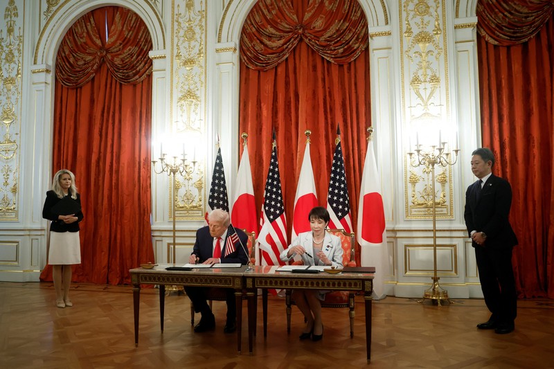 USA-TRUMP/JAPAN Perdana Menteri Jepang Sanae Takaichi memberi isyarat saat Presiden AS Donald Trump meninjau barisan kehormatan, pada hari pertemuan bilateral di Istana Akasaka di Tokyo, Jepang, 28 Oktober 2025. REUTERS/Evelyn Hockstein
