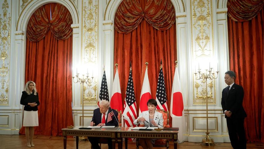 USA-TRUMP/JAPAN Perdana Menteri Jepang Sanae Takaichi memberi isyarat saat Presiden AS Donald Trump meninjau barisan kehormatan, pada hari pertemuan bilateral di Istana Akasaka di Tokyo, Jepang, 28 Oktober 2025. REUTERS/Evelyn Hockstein
