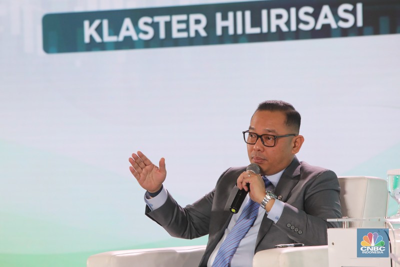 Direktur EKSEKUTIF INDEF, Esther Sri Astuti saat menyampaikan paparan dalam acara Sarasehan 100 Ekonom di Menara Bank Mega, Jakarta, Selasa (28/10/2025). (CNBC Indonesia/Faisal Rahman) Direktur EKSEKUTIF INDEF, Esther Sri Astuti saat menyampaikan paparan dalam acara Sarasehan 100 Ekonom di Menara Bank Mega, Jakarta, Selasa (28/10/2025). (CNBC Indonesia/Faisal Rahman)