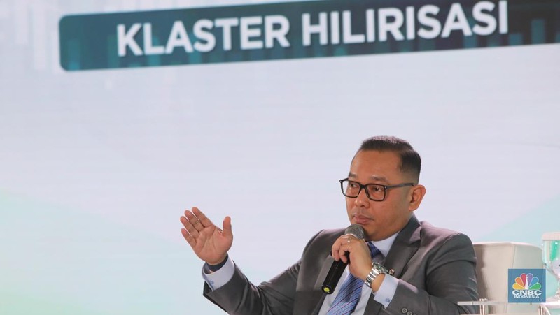 Direktur EKSEKUTIF INDEF, Esther Sri Astuti saat menyampaikan paparan dalam acara Sarasehan 100 Ekonom di Menara Bank Mega, Jakarta, Selasa (28/10/2025). (CNBC Indonesia/Faisal Rahman) Direktur EKSEKUTIF INDEF, Esther Sri Astuti saat menyampaikan paparan dalam acara Sarasehan 100 Ekonom di Menara Bank Mega, Jakarta, Selasa (28/10/2025). (CNBC Indonesia/Faisal Rahman)