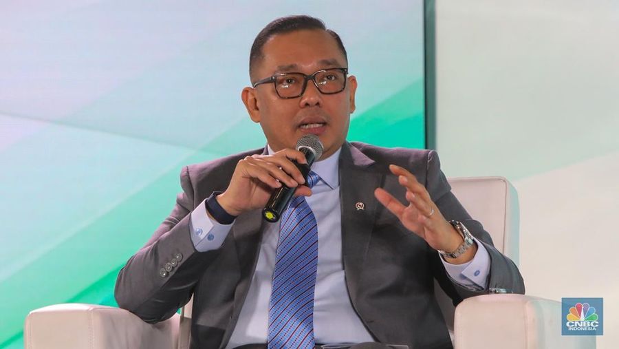 Wakil Menteri Investasi dan Hilirisasi/BKPM, Todotua Pasaribu saat menyampaikan paparan dalam acara Sarasehan 100 Ekonom di Menara Bank Mega, Jakarta, Selasa (28/10/2025). (CNBC Indonesia/Faisal Rahman)