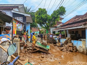 Banjir Bandang di Sukabumi Sisakan Lumpur, Alat Berat Dikerahkan