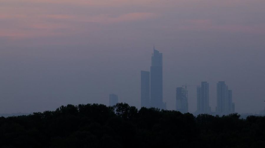 Para siswa terlihat siluetnya saat menyeberangi jembatan penyeberangan di tengah kabut asap dan polusi udara di pagi hari, di Karachi, Pakistan, 29 Oktober 2025. Para siswa terlihat siluetnya saat menyeberangi jembatan penyeberangan di tengah kabut asap dan polusi udara di pagi hari, di Karachi, Pakistan, 29 Oktober 2025. (REUTERS/Akhtar Soomro)