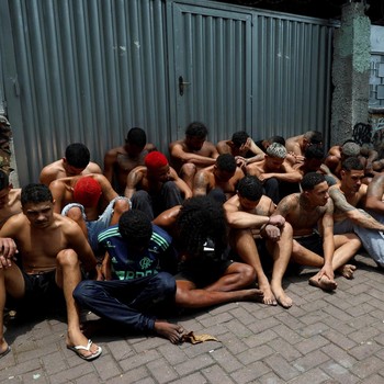 Potret Detik-Detik Polisi Gerebek Markas Geng Kriminal, 64 Orang Tewas