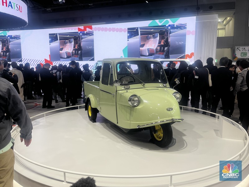 Daihatsu Motor Co., Ltd. di Jepang menghadirkan berbagai kendaraan di ajang Japan Mobility Show 2025 (JMS) yang berlangsung pada 29 Oktober–9 November 2025 di Tokyo Big Sight, Jepang.  Terdapat total 8 unit model Daihatsu, yang 4 di antaranya adalah mobil konsep Midget X, K-OPEN, K-VISION, KAYOIBAKO-K. Daihatsu Motor Co., Ltd. di Jepang menghadirkan berbagai kendaraan di ajang Japan Mobility Show 2025 (JMS) yang berlangsung pada 29 Oktober–9 November 2025 di Tokyo Big Sight, Jepang. (CNBC Indonesia/Ferry Sandi)