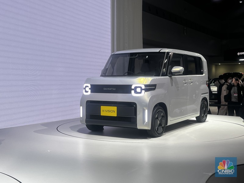 Daihatsu Motor Co., Ltd. di Jepang menghadirkan berbagai kendaraan di ajang Japan Mobility Show 2025 (JMS) yang berlangsung pada 29 Oktober–9 November 2025 di Tokyo Big Sight, Jepang.  Terdapat total 8 unit model Daihatsu, yang 4 di antaranya adalah mobil konsep Midget X, K-OPEN, K-VISION, KAYOIBAKO-K. Daihatsu Motor Co., Ltd. di Jepang menghadirkan berbagai kendaraan di ajang Japan Mobility Show 2025 (JMS) yang berlangsung pada 29 Oktober–9 November 2025 di Tokyo Big Sight, Jepang. (CNBC Indonesia/Ferry Sandi)
