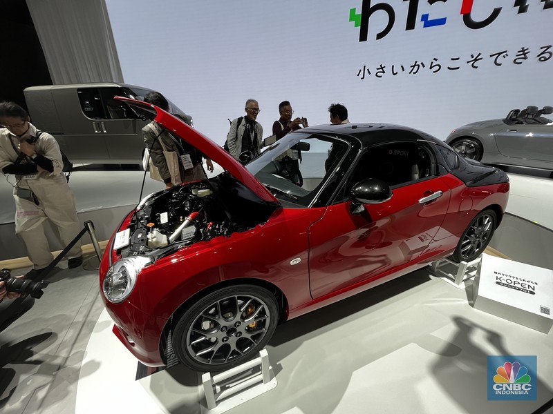Daihatsu Motor Co., Ltd. di Jepang menghadirkan berbagai kendaraan di ajang Japan Mobility Show 2025 (JMS) yang berlangsung pada 29 Oktober–9 November 2025 di Tokyo Big Sight, Jepang.  Terdapat total 8 unit model Daihatsu, yang 4 di antaranya adalah mobil konsep Midget X, K-OPEN, K-VISION, KAYOIBAKO-K. Daihatsu Motor Co., Ltd. di Jepang menghadirkan berbagai kendaraan di ajang Japan Mobility Show 2025 (JMS) yang berlangsung pada 29 Oktober–9 November 2025 di Tokyo Big Sight, Jepang. (CNBC Indonesia/Ferry Sandi)