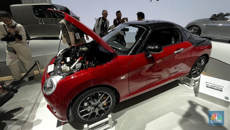 Daihatsu Motor Co., Ltd. di Jepang menghadirkan berbagai kendaraan di ajang Japan Mobility Show 2025 (JMS) yang berlangsung pada 29 Oktober–9 November 2025 di Tokyo Big Sight, Jepang.  Terdapat total 8 unit model Daihatsu, yang 4 di antaranya adalah mobil konsep Midget X, K-OPEN, K-VISION, KAYOIBAKO-K. Daihatsu Motor Co., Ltd. di Jepang menghadirkan berbagai kendaraan di ajang Japan Mobility Show 2025 (JMS) yang berlangsung pada 29 Oktober–9 November 2025 di Tokyo Big Sight, Jepang. (CNBC Indonesia/Ferry Sandi)