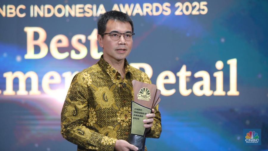 Director/VP of Head Retail Management MR.D.I.Y. Indonesia, Hendra Kurniawan menerima dalam Road To CNBC Indonesia Awards 2025 dengan kategori Best Consumer & Retail di Jakarta, Rabu (29/10/2025). (CNBC Indonesia/Faisal Rahman)