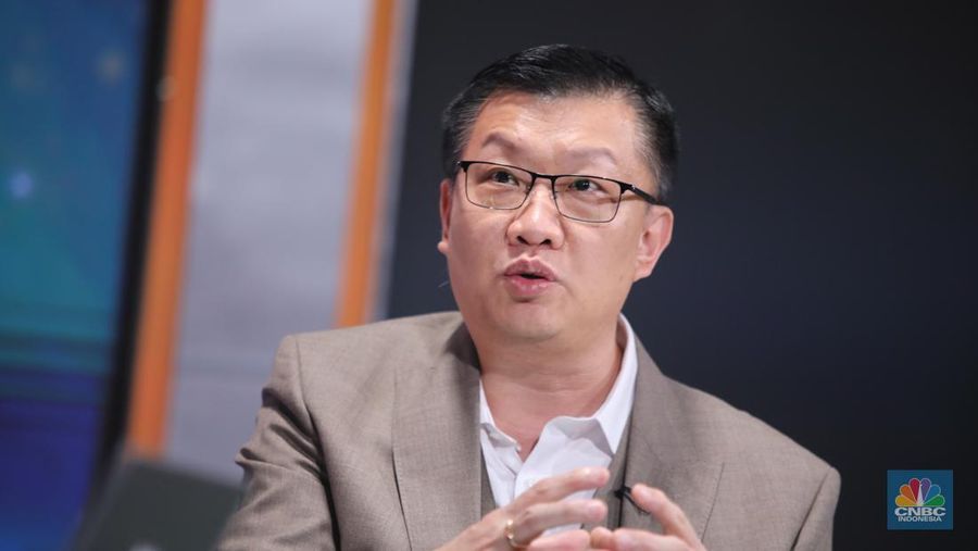 Founder & CEO PT Multi Medika International Tbk (MMIX), Mengky Mangarek menyampaikan paparan dalam Road To CNBC Indonesia Awards 2025 dengan kategori Best Consumer & Retail di Jakarta, Rabu (29/10/2025). (CNBC Indonesia/Faisal Rahman)