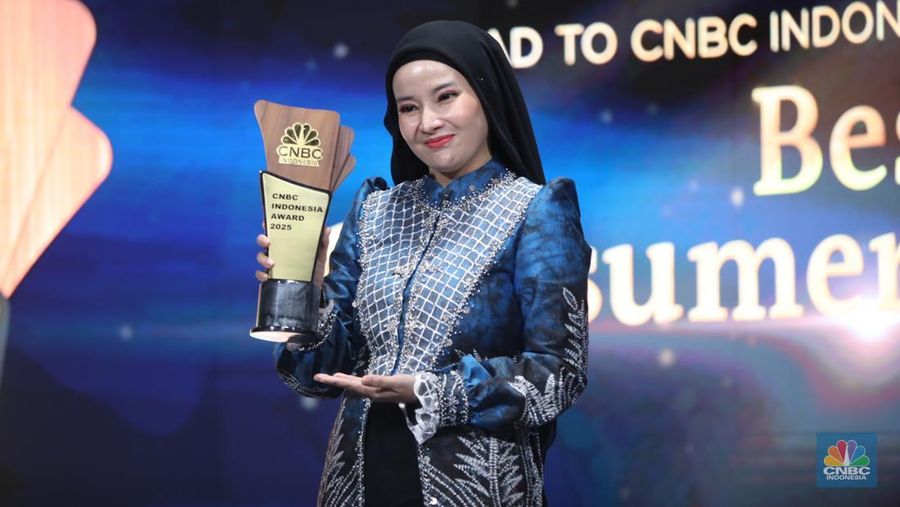 Founder & CEO Widya Esthetic Clinic, dr. Ayu Widyaningrum menerima penghargaan Most Innovative Doctor of the Year in Dermatology & Aesthetics dalam Road To CNBC Indonesia Awards 2025 dengan kategori Best Consumer & Retail di Jakarta, Rabu (29/10/2025). (CNBC Indonesia/Faisal Rahman)
