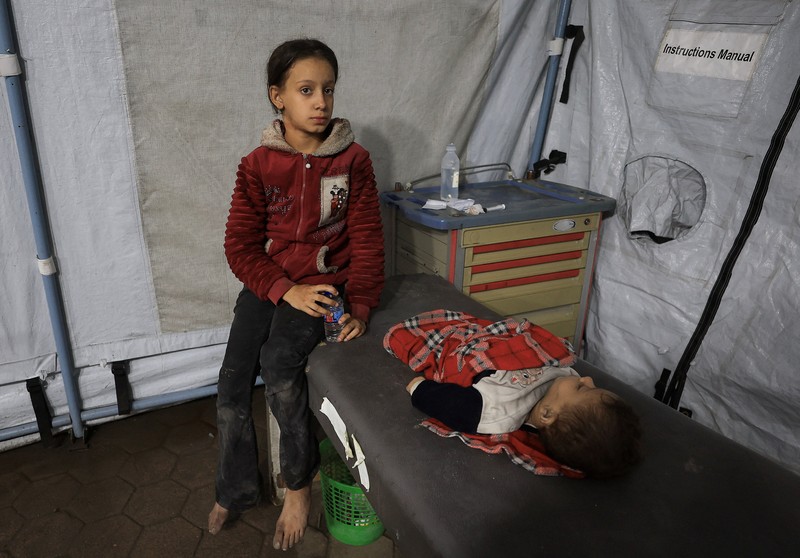 ISRAEL-PALESTINIANS/GAZA Seorang pria Palestina bereaksi di samping jenazah seorang pria, yang menurut petugas medis tewas dalam serangan Israel, di Rumah Sakit Nasser di Khan Younis, Jalur Gaza selatan, 28 Oktober 2025. REUTERS/Stringer