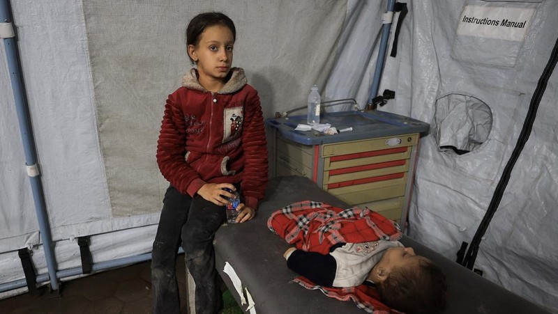 ISRAEL-PALESTINIANS/GAZA Seorang pria Palestina bereaksi di samping jenazah seorang pria, yang menurut petugas medis tewas dalam serangan Israel, di Rumah Sakit Nasser di Khan Younis, Jalur Gaza selatan, 28 Oktober 2025. REUTERS/Stringer