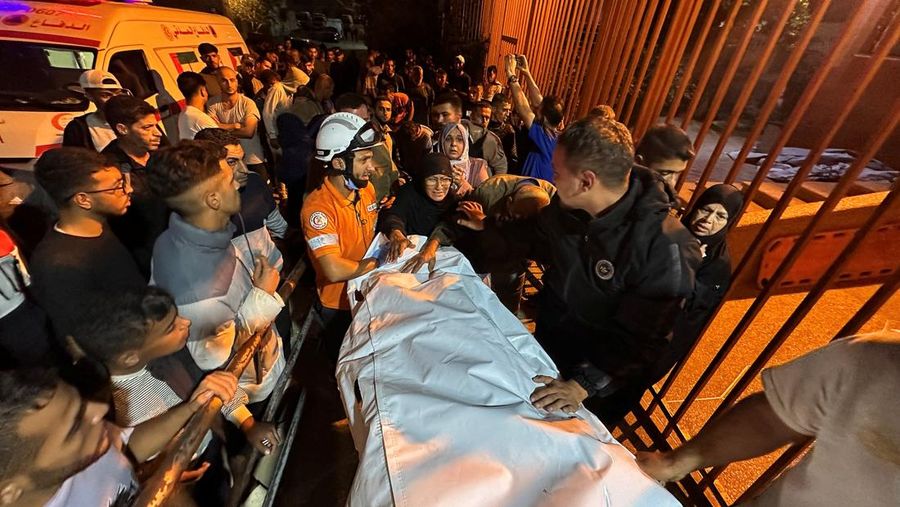 Palestinians react next to the body of a man, who according to medics was killed in an Israeli strike earlier today, at Nasser Hospital in Khan Younis, southern Gaza Strip, October 28, 2025. REUTERS/Stringer