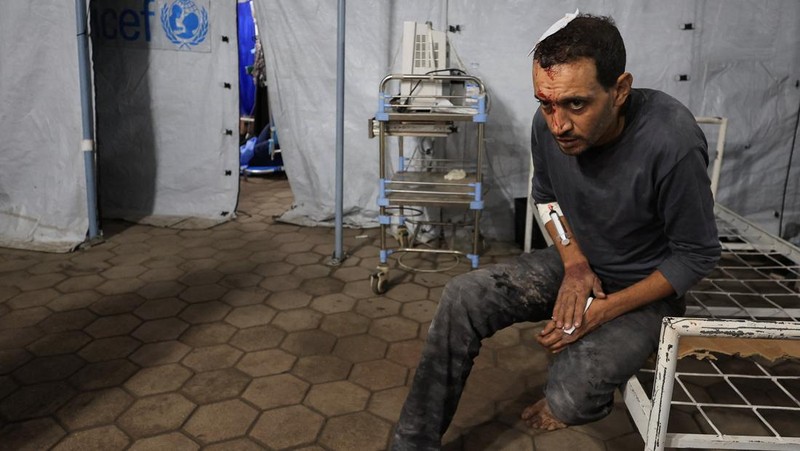 ISRAEL-PALESTINIANS/GAZA Seorang pria Palestina bereaksi di samping jenazah seorang pria, yang menurut petugas medis tewas dalam serangan Israel, di Rumah Sakit Nasser di Khan Younis, Jalur Gaza selatan, 28 Oktober 2025. REUTERS/Stringer