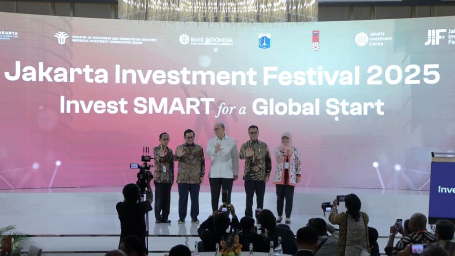Gubernur DKI Jakarta, Pramono Anung, bersama Menteri Investasi dan Hilirisasi, Rosan Roeslani, serta Deputi Gubernur Bank Indonesia, Ricky P. Gozali, dan jajaran Pemprov DKI Jakarta membuka acara puncak Jakarta Investment Festival (JIF) Summit 2025, Kamis (9/10). Dokumentasi: Diskominfotik DKI Jakarta.