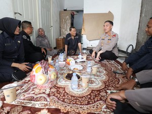 Polda Jatim Anjangsana ke Purnawirawan di Hari Jadi ke-74 Humas Polri