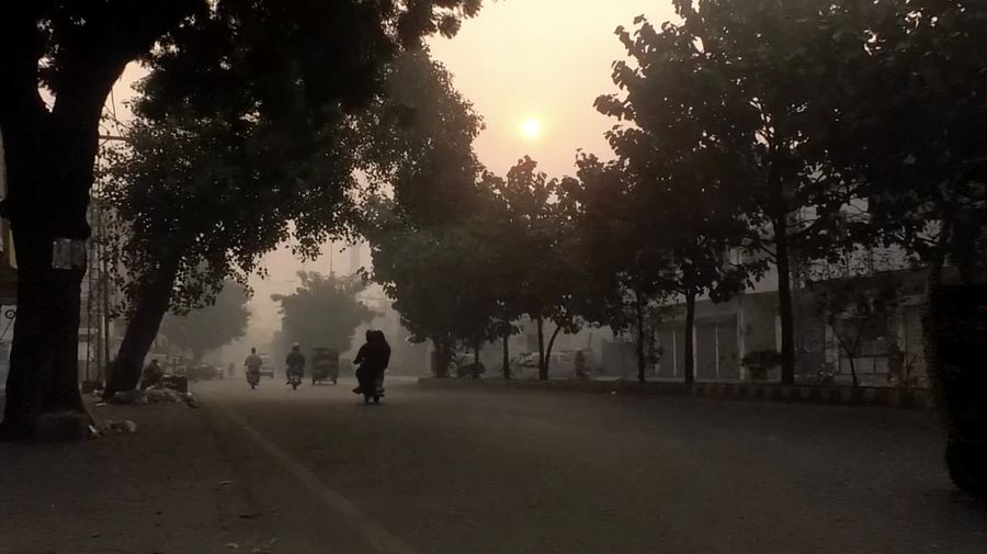 Para siswa terlihat siluetnya saat menyeberangi jembatan penyeberangan di tengah kabut asap dan polusi udara di pagi hari, di Karachi, Pakistan, 29 Oktober 2025. Para siswa terlihat siluetnya saat menyeberangi jembatan penyeberangan di tengah kabut asap dan polusi udara di pagi hari, di Karachi, Pakistan, 29 Oktober 2025. (REUTERS/Akhtar Soomro)