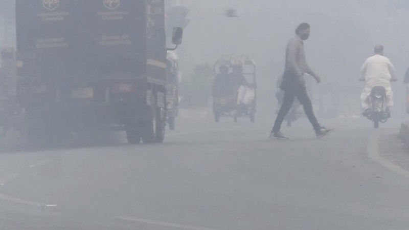 Para siswa terlihat siluetnya saat menyeberangi jembatan penyeberangan di tengah kabut asap dan polusi udara di pagi hari, di Karachi, Pakistan, 29 Oktober 2025. Para siswa terlihat siluetnya saat menyeberangi jembatan penyeberangan di tengah kabut asap dan polusi udara di pagi hari, di Karachi, Pakistan, 29 Oktober 2025. (REUTERS/Akhtar Soomro)