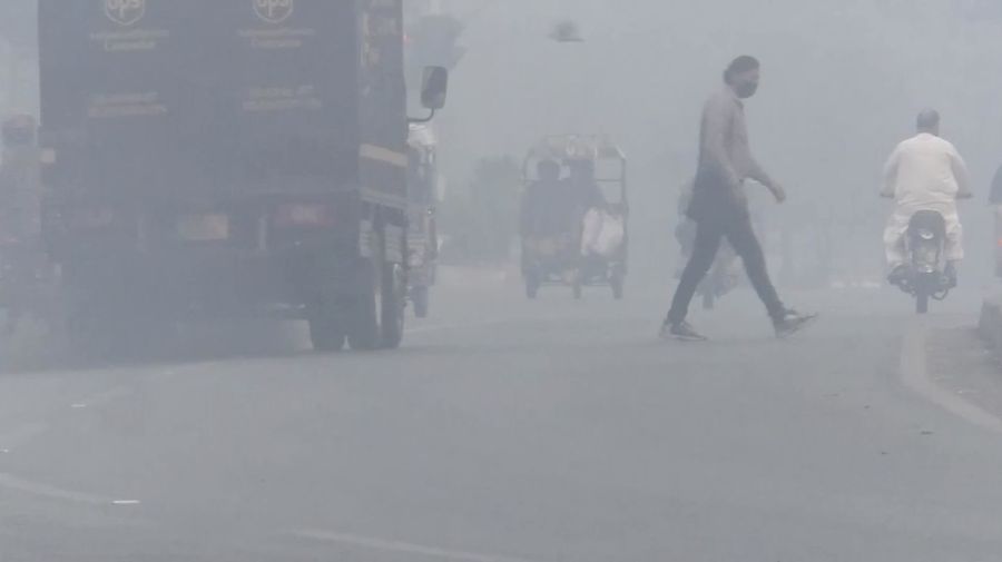 Para siswa terlihat siluetnya saat menyeberangi jembatan penyeberangan di tengah kabut asap dan polusi udara di pagi hari, di Karachi, Pakistan, 29 Oktober 2025. Para siswa terlihat siluetnya saat menyeberangi jembatan penyeberangan di tengah kabut asap dan polusi udara di pagi hari, di Karachi, Pakistan, 29 Oktober 2025. (REUTERS/Akhtar Soomro)