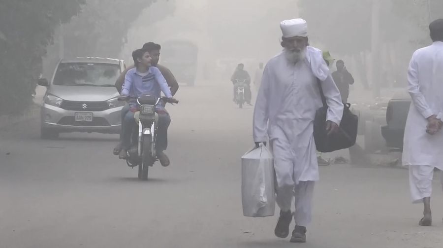 Para siswa terlihat siluetnya saat menyeberangi jembatan penyeberangan di tengah kabut asap dan polusi udara di pagi hari, di Karachi, Pakistan, 29 Oktober 2025. Para siswa terlihat siluetnya saat menyeberangi jembatan penyeberangan di tengah kabut asap dan polusi udara di pagi hari, di Karachi, Pakistan, 29 Oktober 2025. (REUTERS/Akhtar Soomro)