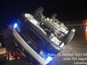 Pikap Terguling di Tol Jagorawi Arah Bogor Usai Pecah Ban