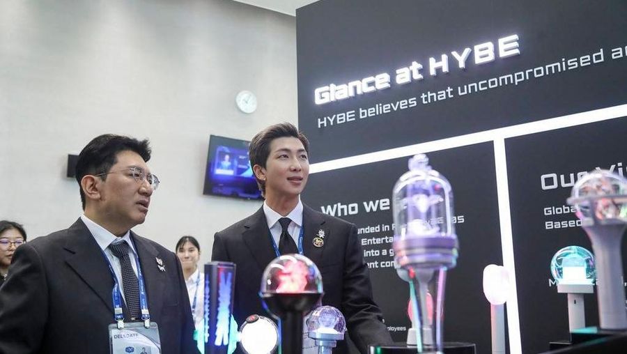 Ketua HYBE, Bang Si-hyuk, dan RM BTS menghadiri upacara pembukaan APEC CEO Summit. (Facebook/BTS X ARMY Indonesia via HYBE)