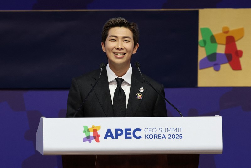 Kim Namjoon dari band K-Pop BTS berbicara di KTT CEO Kerja Sama Ekonomi Asia-Pasifik (APEC) 2025 di Gyeongju, Korea Selatan, 29 Oktober 2025. Kim Namjoon dari band K-Pop BTS berbicara di KTT CEO Kerja Sama Ekonomi Asia-Pasifik (APEC) 2025 di Gyeongju, Korea Selatan, 29 Oktober 2025. (REUTERS/Tyrone Siu)