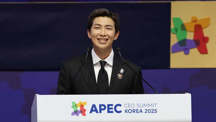 Kim Namjoon dari band K-Pop BTS berbicara di KTT CEO Kerja Sama Ekonomi Asia-Pasifik (APEC) 2025 di Gyeongju, Korea Selatan, 29 Oktober 2025. Kim Namjoon dari band K-Pop BTS berbicara di KTT CEO Kerja Sama Ekonomi Asia-Pasifik (APEC) 2025 di Gyeongju, Korea Selatan, 29 Oktober 2025. (REUTERS/Tyrone Siu)