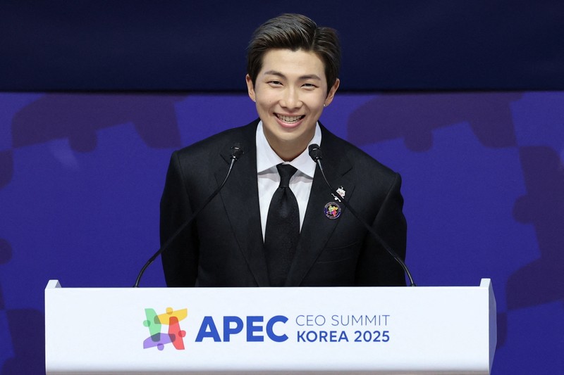 Kim Namjoon dari band K-Pop BTS berbicara di KTT CEO Kerja Sama Ekonomi Asia-Pasifik (APEC) 2025 di Gyeongju, Korea Selatan, 29 Oktober 2025. Kim Namjoon dari band K-Pop BTS berbicara di KTT CEO Kerja Sama Ekonomi Asia-Pasifik (APEC) 2025 di Gyeongju, Korea Selatan, 29 Oktober 2025. (REUTERS/Tyrone Siu)