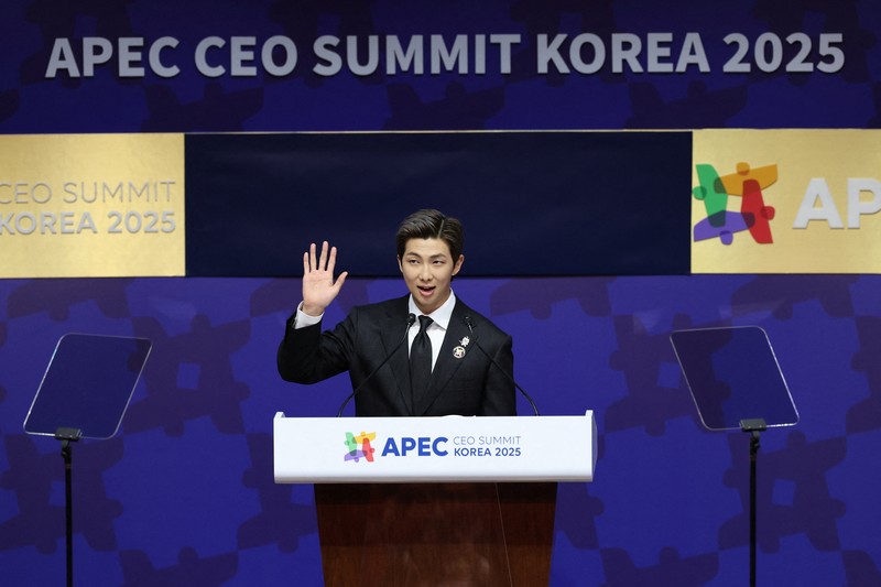 Kim Namjoon dari band K-Pop BTS berbicara di KTT CEO Kerja Sama Ekonomi Asia-Pasifik (APEC) 2025 di Gyeongju, Korea Selatan, 29 Oktober 2025. Kim Namjoon dari band K-Pop BTS berbicara di KTT CEO Kerja Sama Ekonomi Asia-Pasifik (APEC) 2025 di Gyeongju, Korea Selatan, 29 Oktober 2025. (REUTERS/Tyrone Siu)