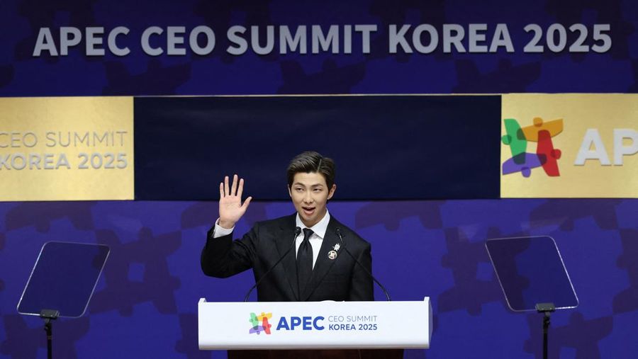 Kim Namjoon dari band K-Pop BTS berbicara di KTT CEO Kerja Sama Ekonomi Asia-Pasifik (APEC) 2025 di Gyeongju, Korea Selatan, 29 Oktober 2025. Kim Namjoon dari band K-Pop BTS berbicara di KTT CEO Kerja Sama Ekonomi Asia-Pasifik (APEC) 2025 di Gyeongju, Korea Selatan, 29 Oktober 2025. (REUTERS/Tyrone Siu)