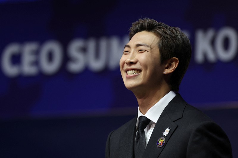 Kim Namjoon dari band K-Pop BTS berbicara di KTT CEO Kerja Sama Ekonomi Asia-Pasifik (APEC) 2025 di Gyeongju, Korea Selatan, 29 Oktober 2025. Kim Namjoon dari band K-Pop BTS berbicara di KTT CEO Kerja Sama Ekonomi Asia-Pasifik (APEC) 2025 di Gyeongju, Korea Selatan, 29 Oktober 2025. (REUTERS/Tyrone Siu)