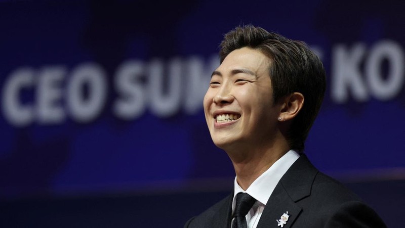 Kim Namjoon dari band K-Pop BTS berbicara di KTT CEO Kerja Sama Ekonomi Asia-Pasifik (APEC) 2025 di Gyeongju, Korea Selatan, 29 Oktober 2025. Kim Namjoon dari band K-Pop BTS berbicara di KTT CEO Kerja Sama Ekonomi Asia-Pasifik (APEC) 2025 di Gyeongju, Korea Selatan, 29 Oktober 2025. (REUTERS/Tyrone Siu)