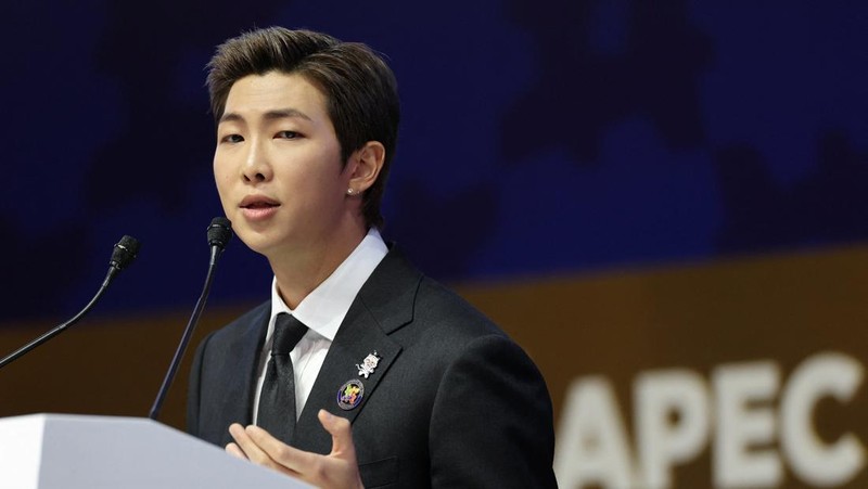 Kim Namjoon dari band K-Pop BTS berbicara di KTT CEO Kerja Sama Ekonomi Asia-Pasifik (APEC) 2025 di Gyeongju, Korea Selatan, 29 Oktober 2025. Kim Namjoon dari band K-Pop BTS berbicara di KTT CEO Kerja Sama Ekonomi Asia-Pasifik (APEC) 2025 di Gyeongju, Korea Selatan, 29 Oktober 2025. (REUTERS/Tyrone Siu)