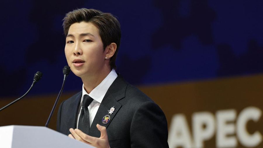 Kim Namjoon dari band K-Pop BTS berbicara di KTT CEO Kerja Sama Ekonomi Asia-Pasifik (APEC) 2025 di Gyeongju, Korea Selatan, 29 Oktober 2025. Kim Namjoon dari band K-Pop BTS berbicara di KTT CEO Kerja Sama Ekonomi Asia-Pasifik (APEC) 2025 di Gyeongju, Korea Selatan, 29 Oktober 2025. (REUTERS/Tyrone Siu)