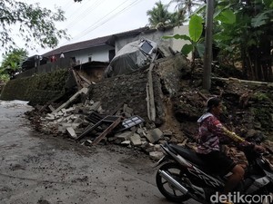 Mobil Terperosok Talud Longsor di Kulon Progo