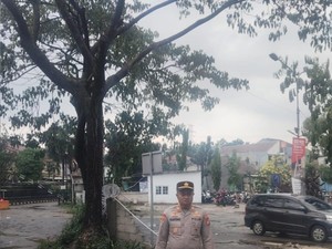 Jalan Raya Sawangan Depok Banjir Usai Hujan Deras, Lalu Lintas Masih Tersendat