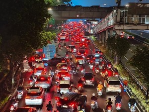 Lalin Jalan Gatsu dan Sudirman Masih Macet hingga Malam Ini