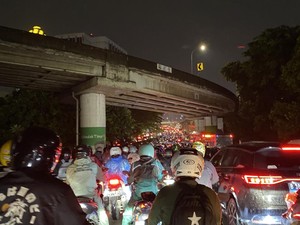 Lalin TB Simatupang Macet Parah Malam Ini, Pemotor Sampai Matikan Mesin