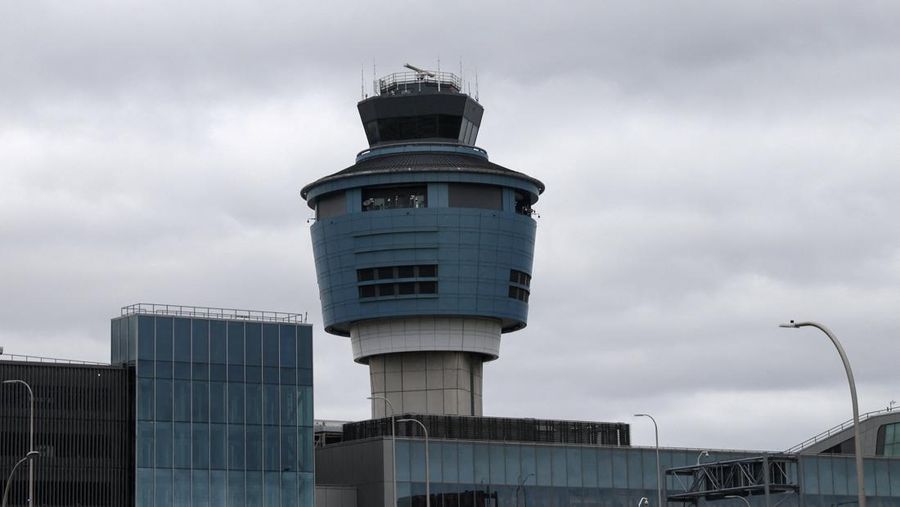 Menara pengawas lalu lintas udara di Bandara LaGuardia New York di wilayah Queen, Kota New York, AS, 28 Oktober 2025. Menara pengawas lalu lintas udara di Bandara LaGuardia New York di wilayah Queen, Kota New York, AS, 28 Oktober 2025. (REUTERS/Shannon Stapleton)