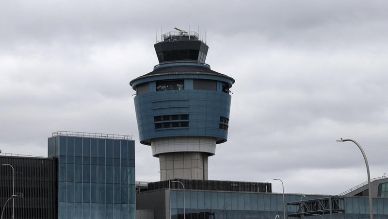 Menara pengawas lalu lintas udara di Bandara LaGuardia New York di wilayah Queen, Kota New York, AS, 28 Oktober 2025. Menara pengawas lalu lintas udara di Bandara LaGuardia New York di wilayah Queen, Kota New York, AS, 28 Oktober 2025. (REUTERS/Shannon Stapleton)