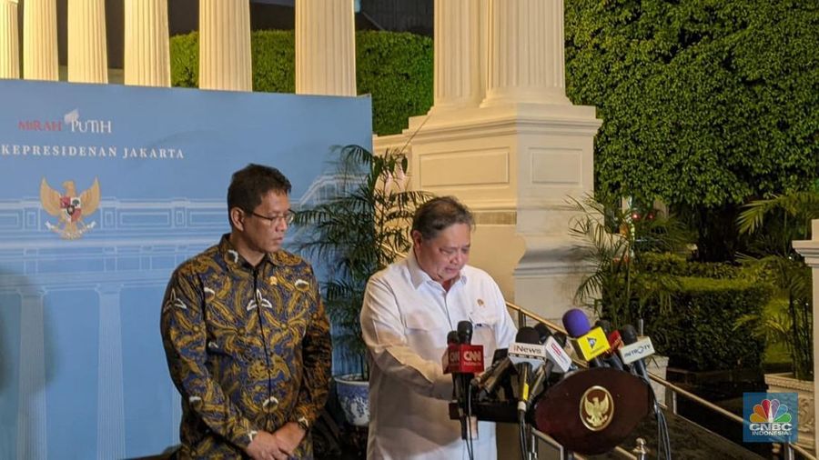 Menko Perekonomian, Airlangga Hartarto didampingi Menteri Keuangan, Purbaya Yudhi Sadewa saat Konferensi Pers di Istana Merdeka, Jakarta, Rabu (29/10/2025).